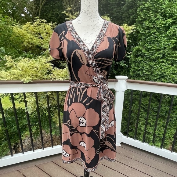 Bcbg MAXAZRIA $300 Black Brown Floral Belted Wrap Dress knee length Sz M - Picture 4 of 13